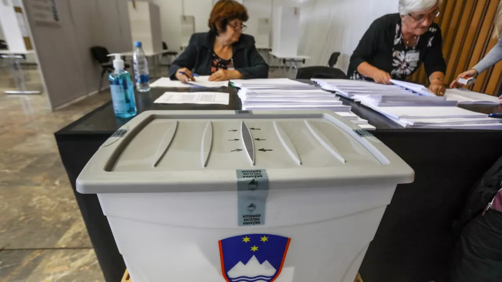 predčasno glasovanje za predsednika republike Slovenije na Gospodarskem razstavišču- 18.10.2022 – Predsedniške volitve 2022 - sedme volitve za petega predsednika republike v samostojni Sloveniji – volilci so volili med sedmimi kandidati – Milanom Brglezom, Janezom Ciglerjem Kraljem, Anžetom Logarjem, Natašo Pirc Musar, Vladimirjem Prebiličem in Sabino Senčar //FOTO: Luka Cjuha