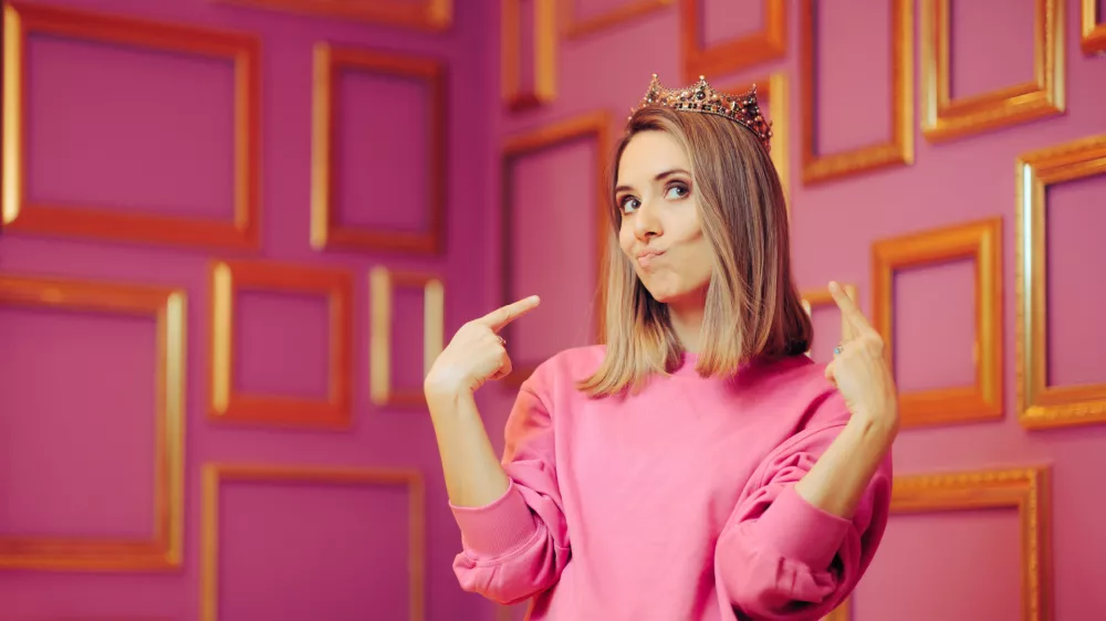 Attention seeker diva behaving princess girl feeling self-important and overconfident / Foto: Nicoletaionescu