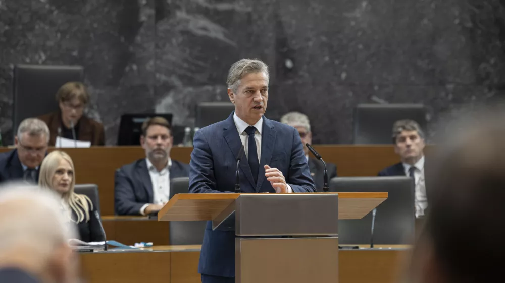 Ljubljana, DZ.Izredna seja DZ, na kateri so obravnavali predlog priporocila vladi v zvezi z ukrepi za preprecitev kriminala na obmocju jugovzhodne Slovenije in Posavja ter za trajno resevanje romske problematike in predlog priporocila v zvezi z zagotavljanjem varnosti in ucinkovitosti pravosodnega sistema na obmocjih z zaostrenimi varnostnimi tveganji v jugovzhodni Sloveniji.Predsednik vlade Robert Golob.