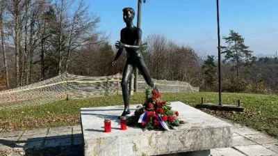 Replika ukradenega kipa kurirja zopet stoji ob cesti na Toško čelo, 6. 11. 2025