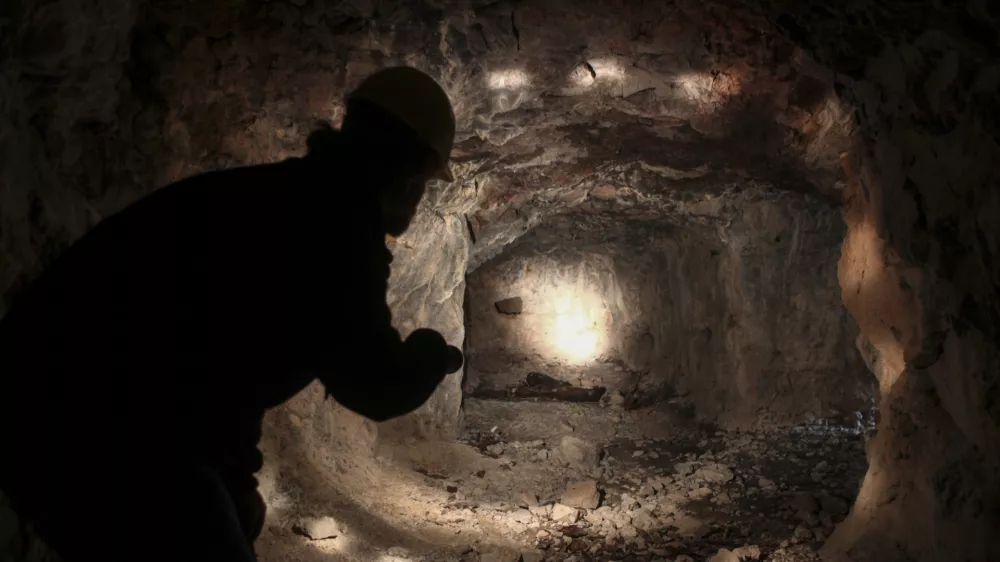 ﻿- kraška jama - - 12.12.2015 - iskalna akcija in uničenje neeksplodiranih ubojnih sredstev, Renški vrh nad Novo Gorico  ///FOTO: Luka Cjuha.