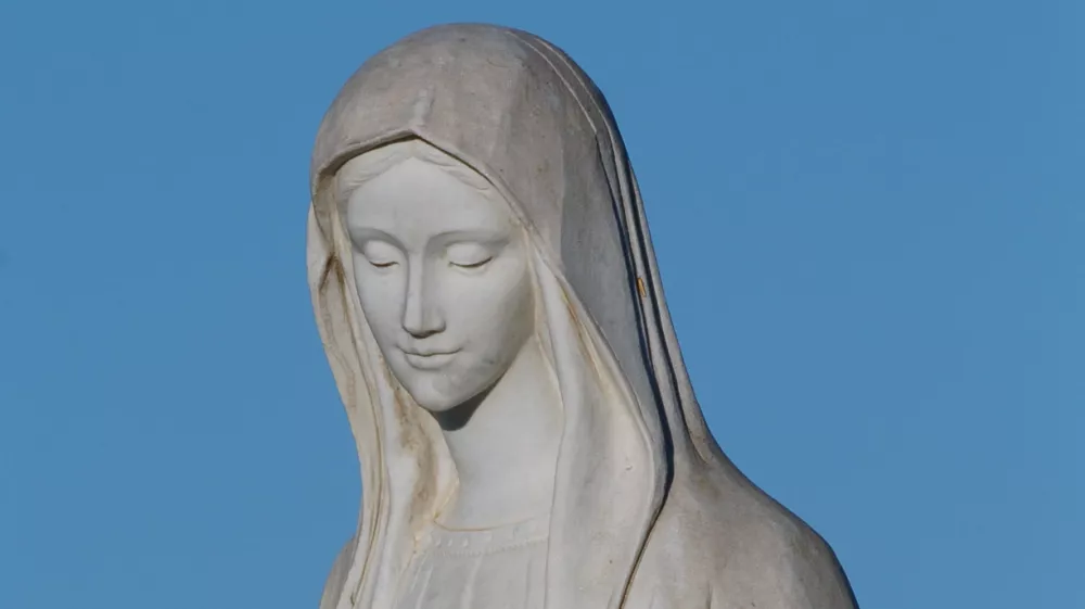 Romanje v Medjugorje (Međugorje) - romarski kraj v Hercegovini, kjer se prikazuje Devica Marija, Bosna in Hercegovina BIH.- kip Marije, //FOTO: Tomaž SkaleOPOMBA: ZA OBJAVO V ČASOPISU DNEVNIK