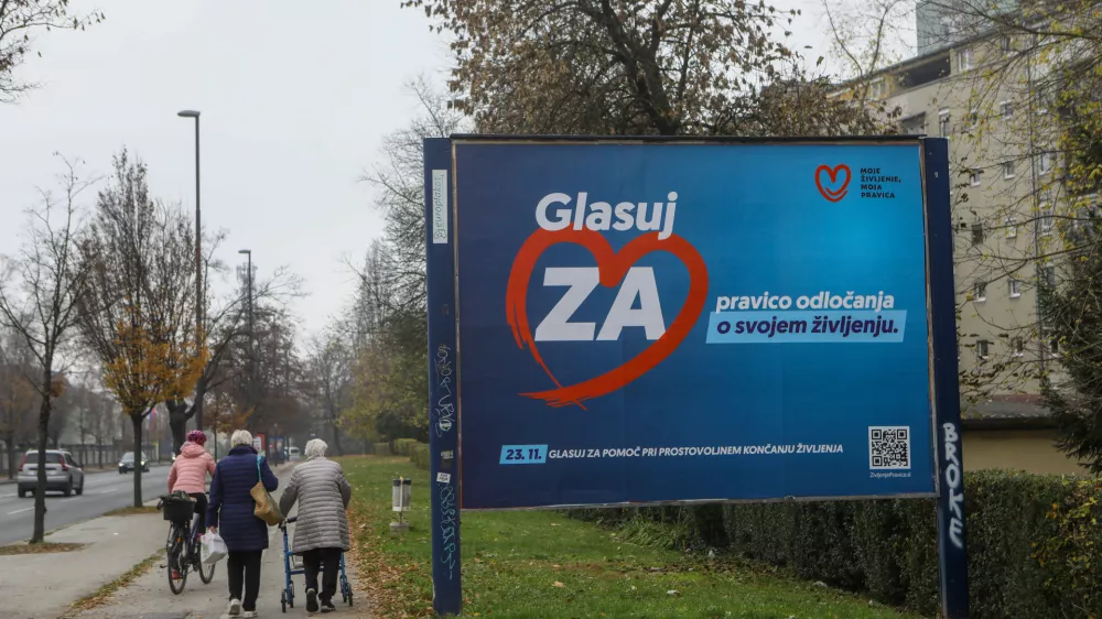 11.11.2025 - Plakat - referendum o Zakonu o pomoči pri prostovoljnem končanju življenjaFoto: Luka Cjuha