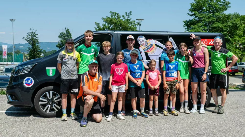 Franz Wiegele (desno v zelenem) skrbi za mlade skakalce v skakalnem društvu Zahomec. Svojih korenin ne pozablja niti lani najboljši skakalec na svetu Daniel Tschofenig (v sredini s kapo). 