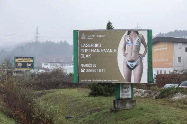 - 24.11.2025 - oglasni pano, reklama, Trzin//FOTO: Jaka Gasar / Foto: Jaka Gasar