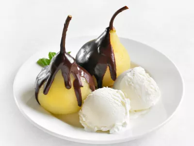 Poached pears with chocolate sauce and ice cream on white background. Close up view / Foto: Tatiana Volgutova