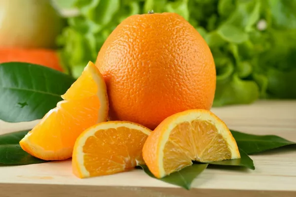 Orange slice isolated on white background / Foto: Deenida