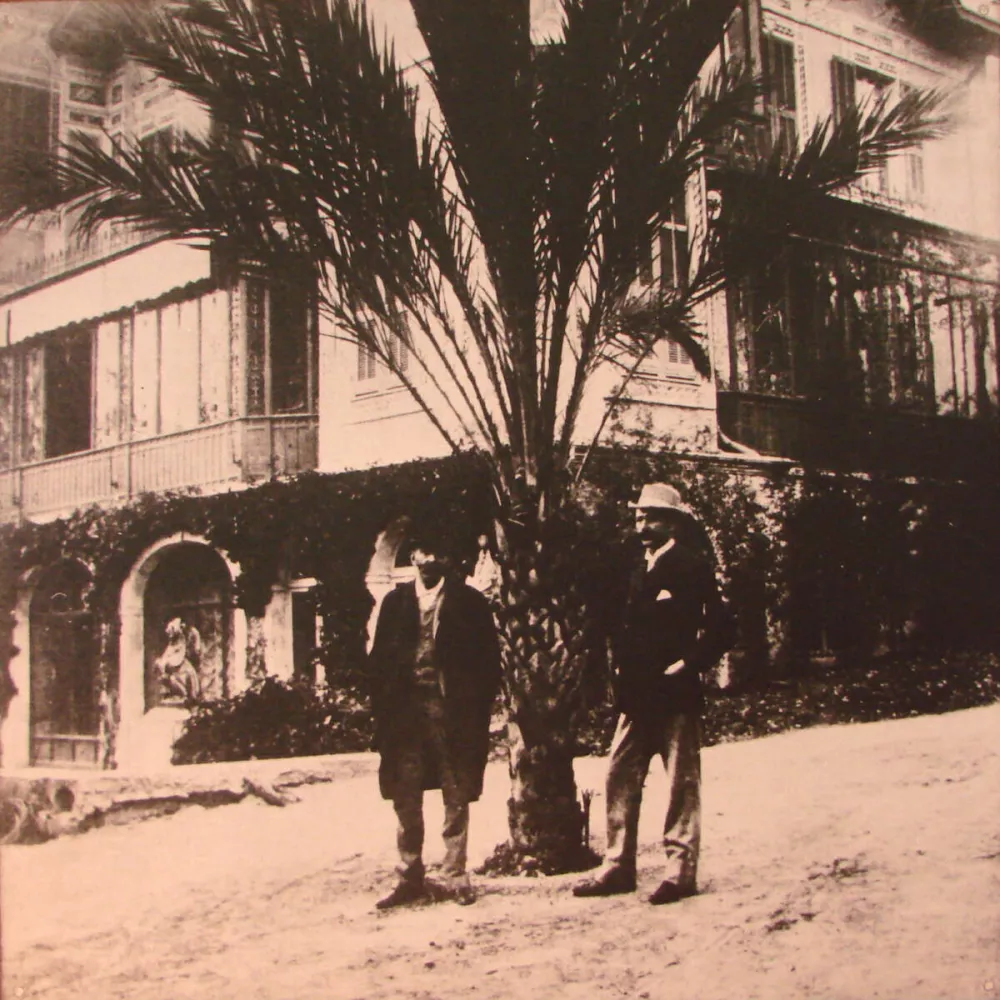 Alfred Nobel in njegov prijatelj Robert Strehlenert pred Nobelovo vilo v Sanremu leta 1896. Strehlenert je bil eden od štirih prič pri podpisu Nobelove oporoke novembra 1895. To pomeni, da je osebno jamčil, da je Nobel zapustil svoje premoženje v dobro nagrad, ki nosijo njegovo ime. / Foto: Wikipedija