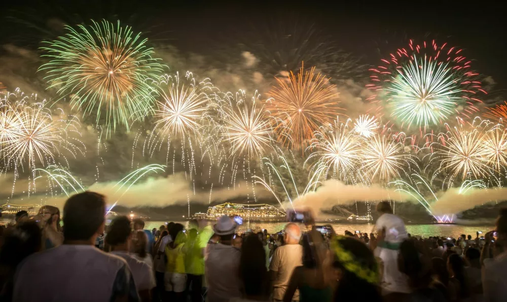 New Year's celebration in Copacabana, Rio de Janeiro, during the world famous fifteen minutes fireworks burning. / Foto: Rune_landale