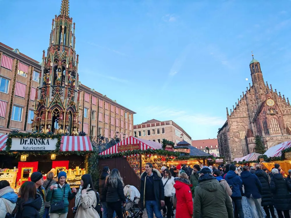 Božični sejem z Marijino cerkvijo v ozadju / Foto: Miha First