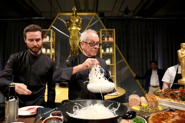 Wolfgang Puck s sinom Byronom februarskem Governors Ballu. / Foto: Profimedia