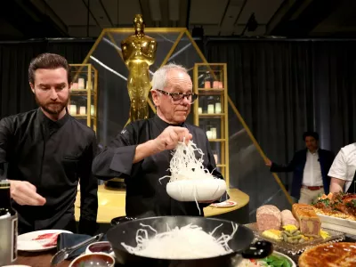 Wolfgang Puck s sinom Byronom februarskem Governors Ballu. / Foto: Profimedia