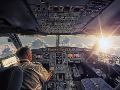 September 2016 - In The Air, French airspace - The cockpit of an Airbus A320 in flight / Foto: Stockbym