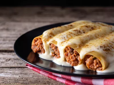 Delicious meat cannelloni pasta on rustic wooden table / Foto: Etorres69