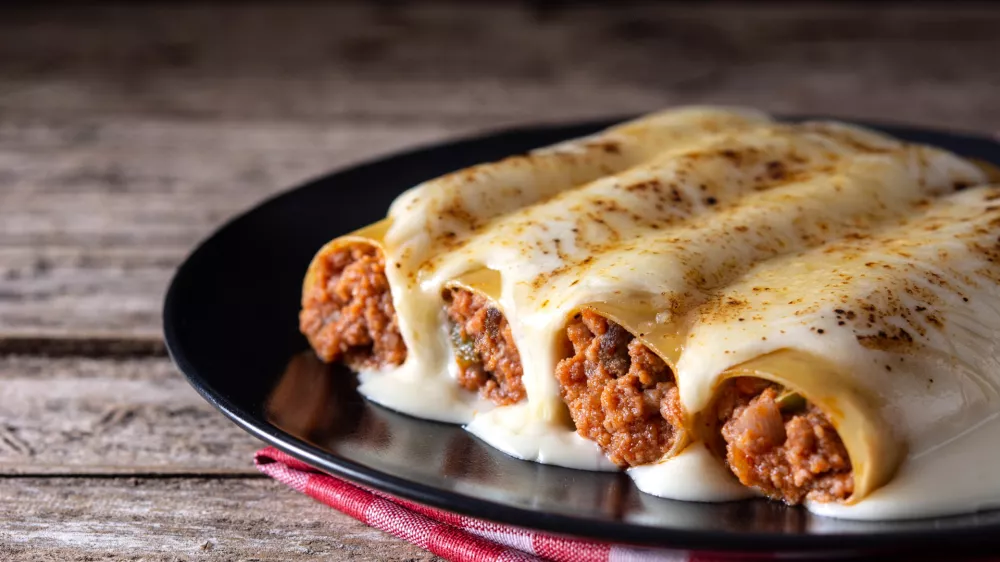 Delicious meat cannelloni pasta on rustic wooden table / Foto: Etorres69