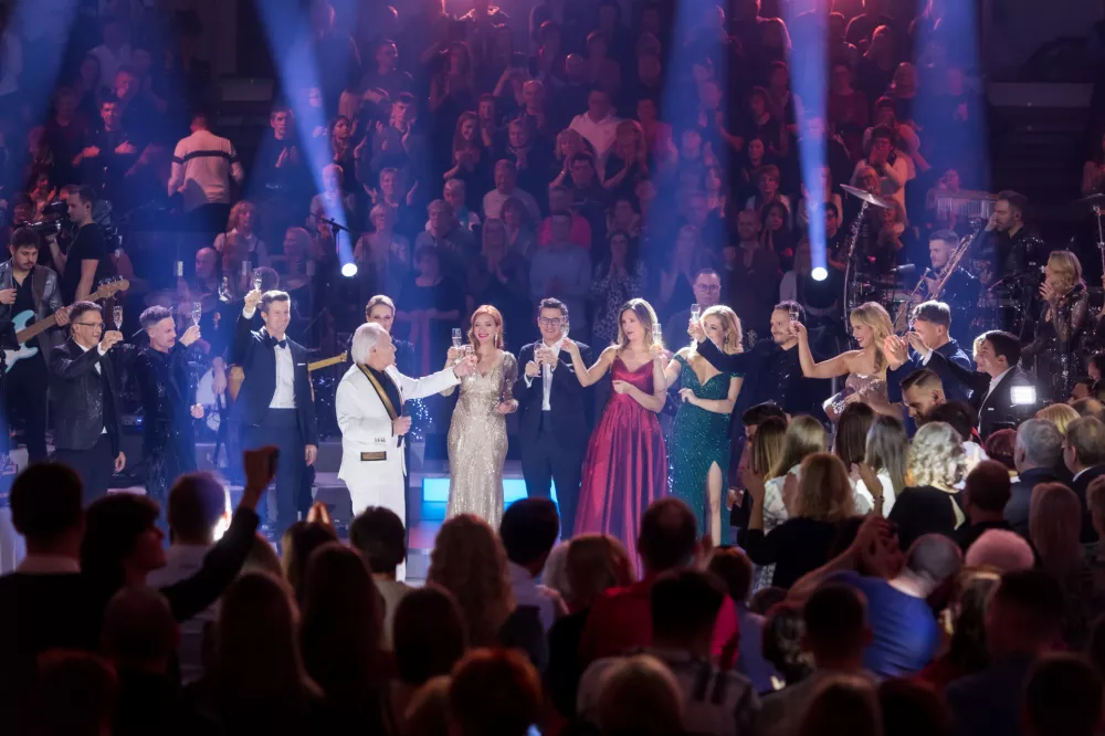 Prireditev Srečno 2024 so povezovali voditeljice in voditelji TV Slovenija. Ob tem kakopak ni manjkal Alfi Nipič in njegov Silvestrski poljub. / Foto: Adrian Pregelj