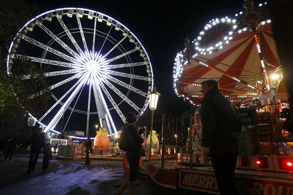 A giant ferris wheel is lit up on the opening night of 'Winter Wonderland', a christmas market and fun fair that is open to the public, in Hyde Park in London, Thursday, Nov. 17, 2011. (AP Photo/Kirsty Wigglesworth) / Foto: Kirsty Wigglesworth