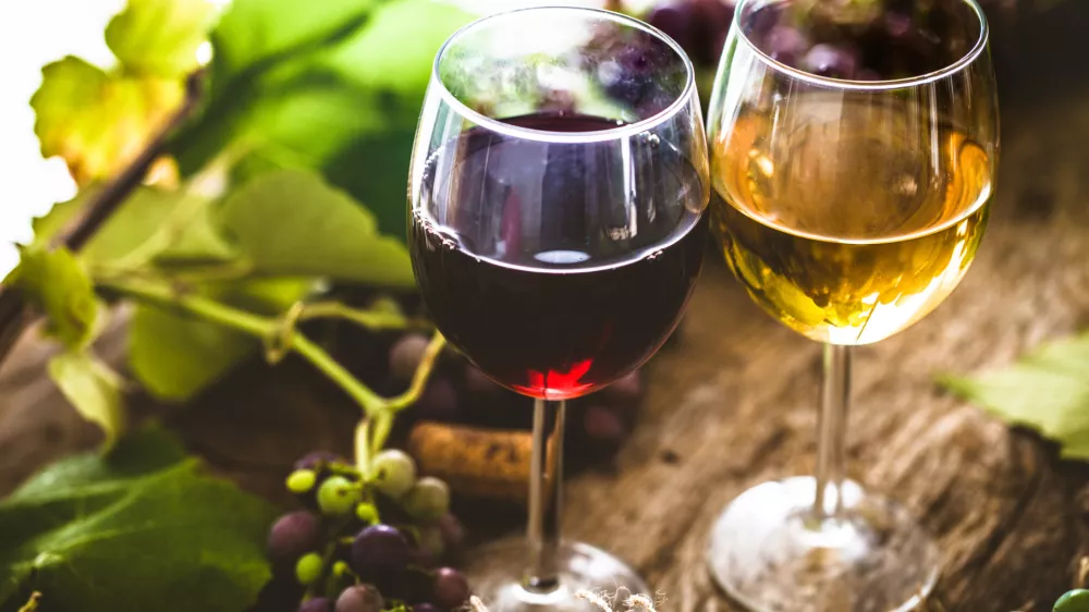 Kozarec rdečega in kozarec belega &hellip; / Foto: Istock