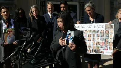 Svojci umrlih pred ameriškim sodiščem leta 2023. / Foto: Profimedia