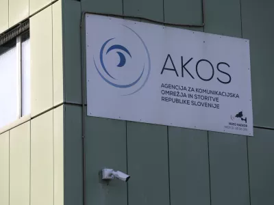 ﻿stavba AKOS- 09.01.2020 - Agencija za komunikacijska omrežja in storitve RS - javni shod proti uvajanju tehnologije 5G v Sloveniji v organizaciji Gibanja za človeku prijazno tehnologijo ob robu posveta mobilnih operaterjev o uvajanju tehnologije 5G; //FOTO: Jaka Gasar