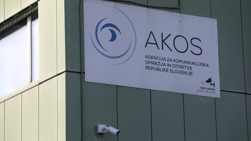 ﻿stavba AKOS- 09.01.2020 - Agencija za komunikacijska omrežja in storitve RS - javni shod proti uvajanju tehnologije 5G v Sloveniji v organizaciji Gibanja za človeku prijazno tehnologijo ob robu posveta mobilnih operaterjev o uvajanju tehnologije 5G; //FOTO: Jaka Gasar