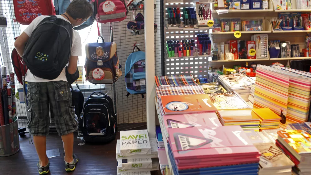 - Založba Mladinska knjiga - šolski učbeniki - delovni zvezki - knjigarna //FOTO: Jaka Gasar