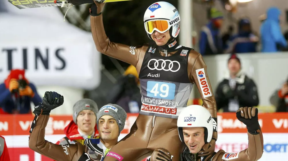 ﻿Ski Jumping - 65th four-hills ski jumping tournament final round - Bischofshofen, Austria - 06/01/2017 - Poland's Kamil Stoch celebrates among his compatriots after winning the 65th four-hills tournament.  REUTERS/Dominic Ebenbichler