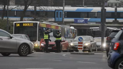 07.12.2023 - križišče Bavarski dvor - Tivolska cesta - policija - promet - urejanje prometa Policija in Mestno redarstvoFOTO: Luka Cjuha