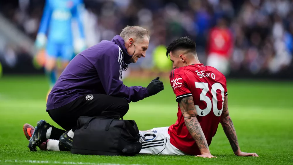 08 November 2025, United Kingdom, London: Manchester United's Benjamin Sesko sits injured during the English Premier League soccer match between Tottenham Hotspur and Manchester United at Tottenham Hotspur Stadium. Photo: John Walton/PA Wire/dpa