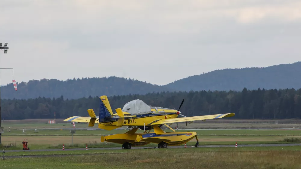 - Air tractor,- 13.10.2025. _ Podpis pogodbe o nakupu dveh namenskih helikopterjev za nujno medicinsko pomoč med slovensko policijo in podjetjem Leonardo, ki sta jo podpisala Generalni direktor Policije Damjan Petrič in predstavnik podjetja Leonardo Andrea Mitreto.//FOTO: Bojan Velikonja
