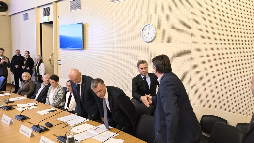 13.11.2025 Premier dr. Golob v pogovoru z župani Jugovzhodne Slovenije o t.i. Šutarjevem zakonu - obravnava romske tematike in s tem povezanimi rešitvami v t. i. Šutarjevem zakonu - VLADA RSFoto: Nik Erik Neubauer