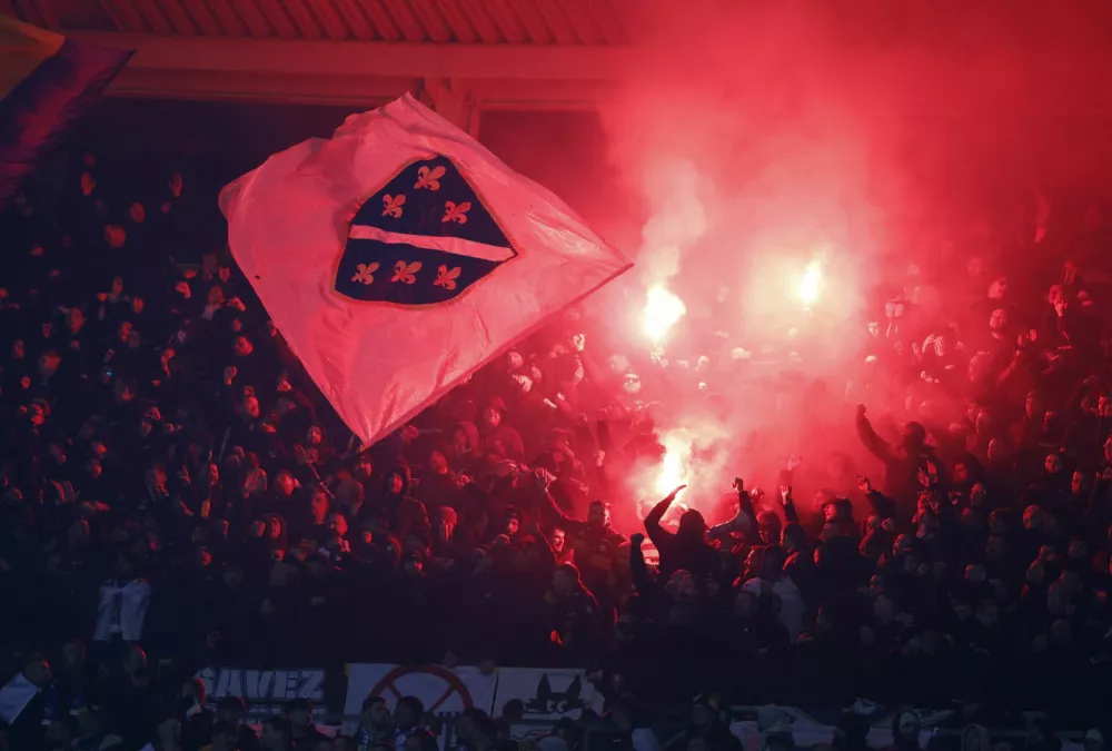 Soccer Football - FIFA World Cup - UEFA Qualifiers - Group H - Austria v Bosnia and Herzegovina - Ernst-Happel-Stadion, Vienna, Austria - November 18, 2025 Bosnia and Herzegovina fans let off flares in the stands REUTERS/Lisa Leutner