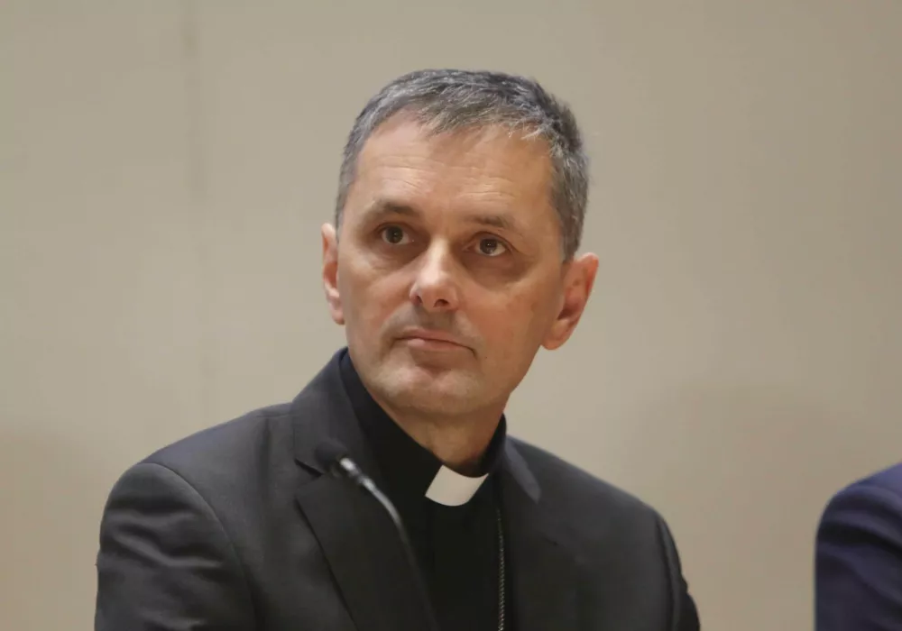 novomeški škof in predsednik Slovenske škofovske konference Andrej Saje- 19.12.2023 – Islamski kulturni center IVKC Ljubljana - predstavili medversko izjavo proti uvajanju samomora s pomočjo v slovensko zakonodajo; //FOTO: Tomaž Skale