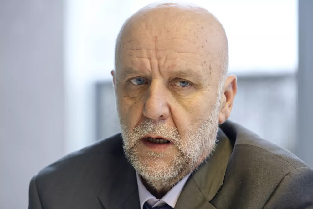 ﻿direktor LJUBhospica dr. Marjan Sedej (direktor Lekarna Ljubljana)   - 12.02.2016 - Hiša LJUBhospic, Hradeckega 20 v Ljubljani - ponovno odprtje hiše hospic, ki bo hudo bolnim brezplačno nudila 24-urno celostno hospic paliativno oskrbo - bivanje neozdravljivih bolnikov in nega umirajočim   //FOTO: Jaka Gasar