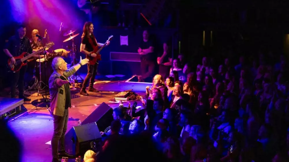 Vili Resnik je ob svoji 30 - letnici v Cvetličarni razvnel množico. Prva dama je s prijateljico zraven zapela, da je postelja spet prazna. 