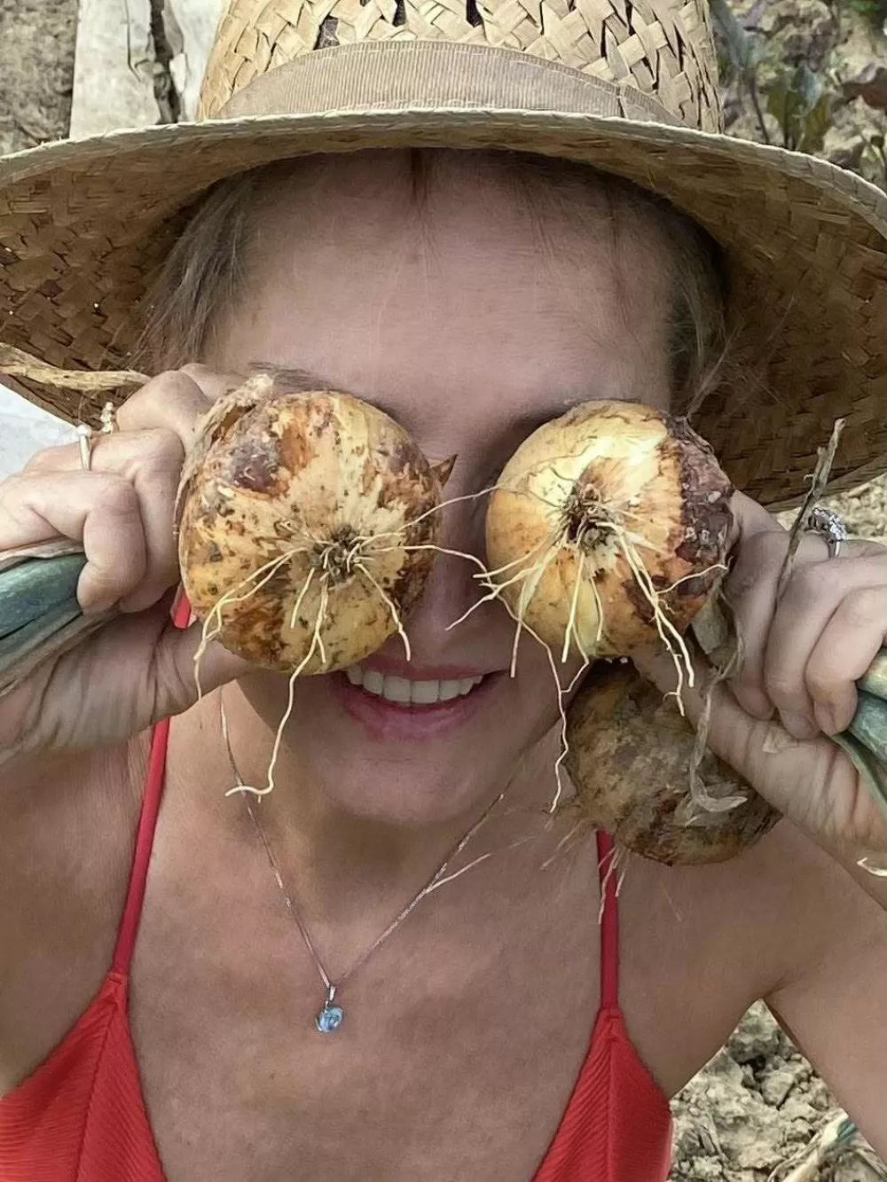 Tanja Ribič je fanatična obdelovalka malih kmetijskih površin. Na sliki je s čebulami, v zadnjem času pa se hvali tudi s cvetačami velikankami. 