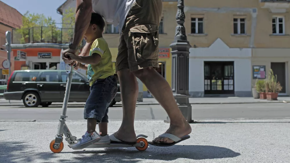 ﻿- ilustrativna fotografija 2013 - družina - starši - očetovstvo - otrok - oče - igra - skiro//FOTO: Luka Cjuha