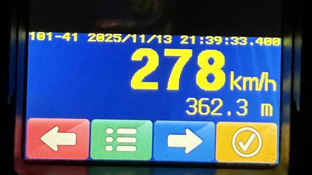 Voznik audija je po gorenjski avtocesti divjal s hitrostjo 278 km/h. 