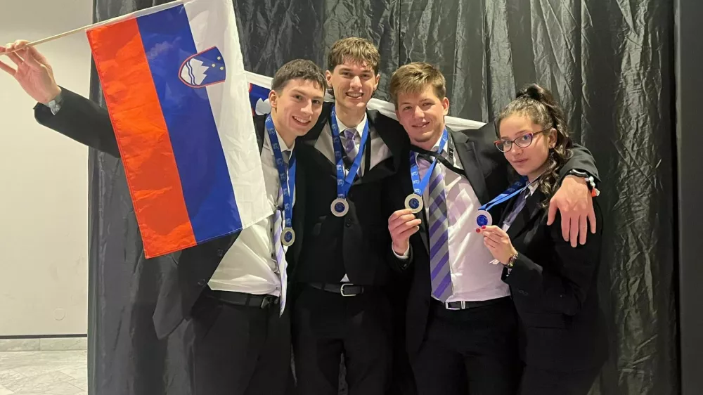 Študenti BIC Ljubljana so na mednarodnem tekmovanju AEHT na Švedskem osvojili štiri srebrne medalje za Slovenijo. Foto: BIC