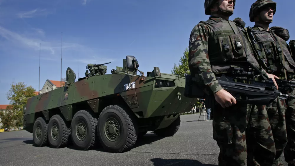 - predstavitev prvega srednjega kolesnega oklepnega vozila 8 X 8 Patria, ki ga je naročnik - Ministrstvo za obrambo od izvajalca prevzelo v validacijo.- prvi finski oklepnik patria, opremljen z oborožitveno postajo M151 norve&scaron;kega proizvajalca Kongsberg za potrebe SV - Slovenska vojska - voja&scaron;nica generala Maistra v Mariboru /FOTO: Matej Pov&scaron;eOPOMBA: ZA OBJAVO V ČASOPISU DNEVNIK