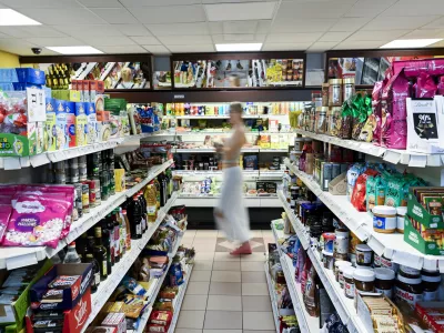 Trgovina Cekarnakupovanježivilahranatrgovinetrgovcikošarica25.06.2025 - Nakupovanje ob nedeljah in praznikih, odprte trgovine. FOTO: Nik Erik Neubauer