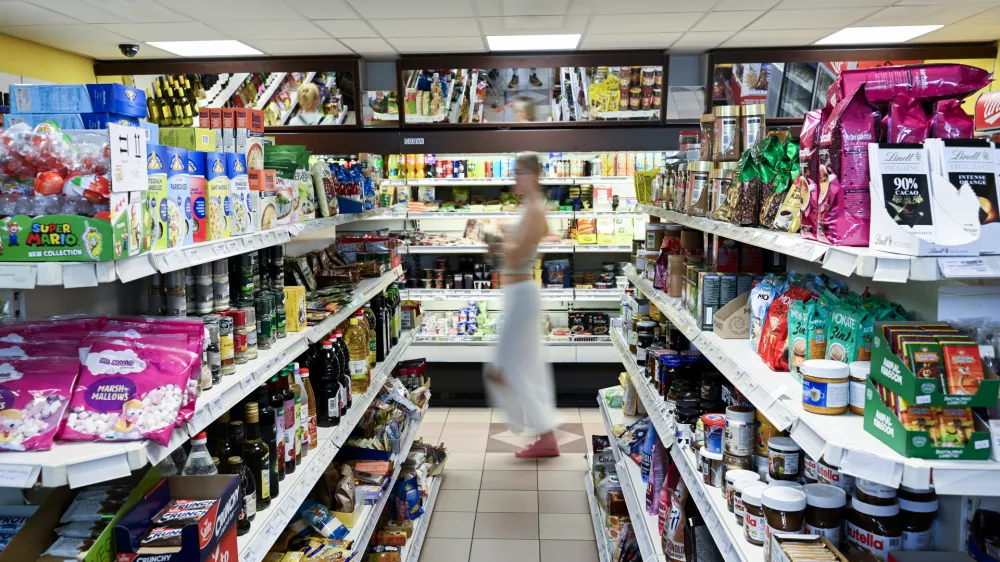Trgovina Cekarnakupovanježivilahranatrgovinetrgovcikošarica25.06.2025 - Nakupovanje ob nedeljah in praznikih, odprte trgovine. FOTO: Nik Erik Neubauer