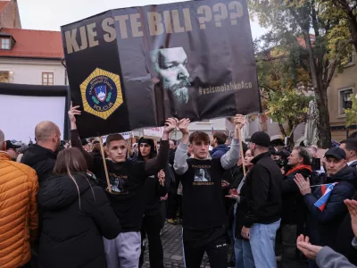 - 28.10.2025 - Izredna skupščina občine Novo Mesto s svetniki in predstavniki vlade in protest proti romskemu nasilju z naslovom Dovolj je!//FOTO: Jaka Gasar
