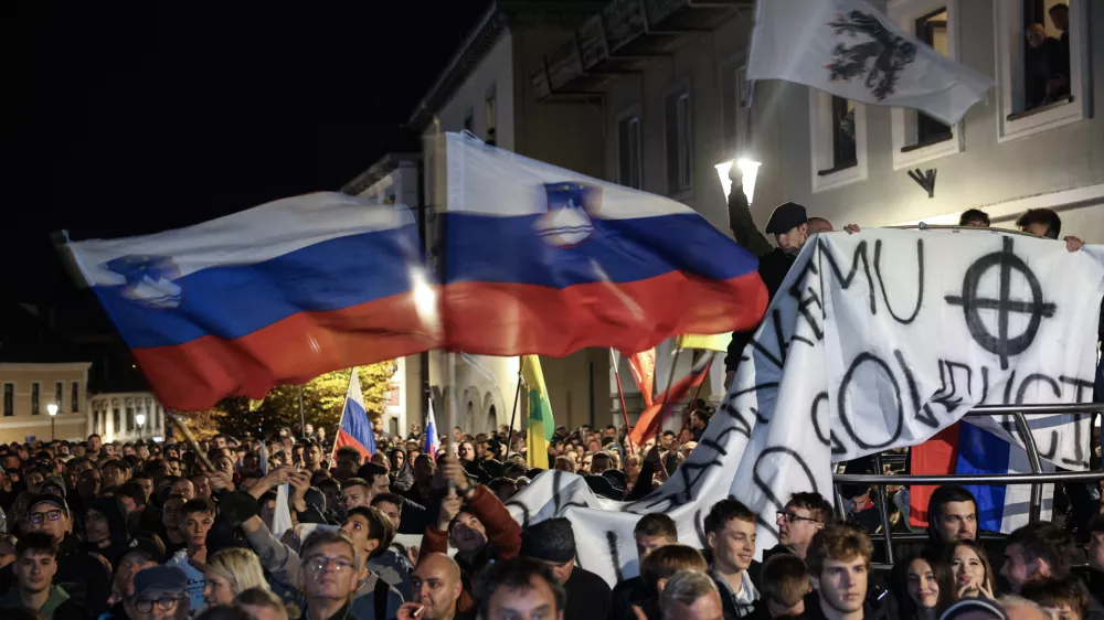 - 28.10.2025 - Izredna skup&scaron;čina občine Novo Mesto s svetniki in predstavniki vlade in protest proti romskemu nasilju z naslovom Dovolj je!//FOTO: Jaka Gasar