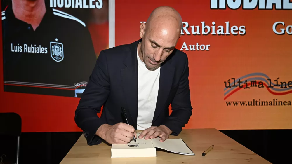 13 November 2025, Spain, Madrid: Former Spanish Football Federation (RFEF) president Luis Rubiales signs copies of his book during the presentation. Rubiales presents his book 'Matar a Rubiales', in which he tells his version of events about the non-consensual kiss to Spanish footballer Jenni Hermoso. Photo: Francisco Guerra/EUROPA PRESS/dpa