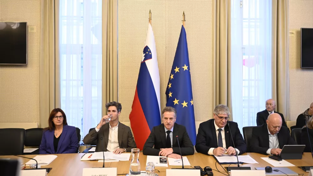 13.11.2025 Premier dr. Golob v pogovoru z župani Jugovzhodne Slovenije o t.i. Šutarjevem zakonu - obravnava romske tematike in s tem povezanimi rešitvami v t. i. Šutarjevem zakonu - VLADA RSFoto: Nik Erik Neubauer