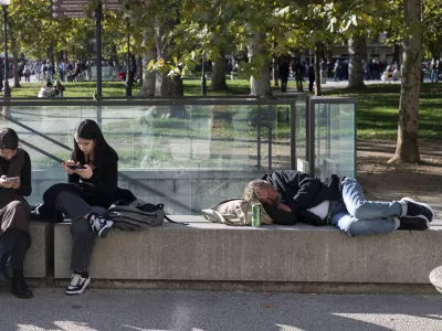 brezdomstvobrezdomcialkoholizemsocialna omrežjamobitelmobilni telefonigeneracija Zpametni telefonimedgeneracijski odnosisočutjerazumevanjeosamljenostžalostdigitalna odvisnost01.10.2025 - tradicionalni Pozdrav brucem, ki ga pripravlja Univerza v Ljubljani skupaj s Študentskim svetom Univerze v LjubljaniFOTO: Nik Erik Neubauer