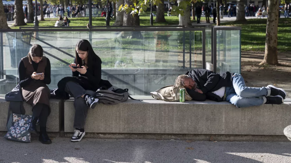 brezdomstvobrezdomcialkoholizemsocialna omrežjamobitelmobilni telefonigeneracija Zpametni telefonimedgeneracijski odnosisočutjerazumevanjeosamljenostžalostdigitalna odvisnost01.10.2025 - tradicionalni Pozdrav brucem, ki ga pripravlja Univerza v Ljubljani skupaj s Študentskim svetom Univerze v LjubljaniFOTO: Nik Erik Neubauer