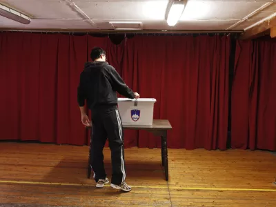 volišče - volilna skrinja - Predsedniške volitve 2012 - pete volitve za predsednika republike v samostojni Sloveniji - volili med tremi kandidati - Danilom Türkom, Borutom Pahorjem in Milanom Zverom //FOTO: Luka Cjuha