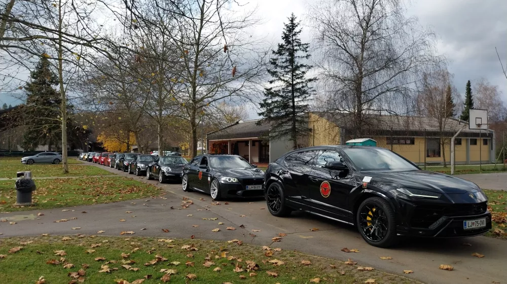 Karavana športnih avtomobilov različnih znamk je krenila izpred Drage. Foto: Vesna Levičnik